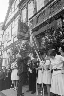 ARH NL Mellin 01-060/0021, Übergabe einer neuen Standarte des Spielmannszuges der Burgdorfer Schützengesellschaft durch Bürgermeister Kannacher vor dem Rathaus in Burgdorf, wohl 1972