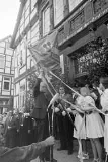 ARH NL Mellin 01-060/0022, Übergabe einer neuen Standarte des Spielmannszuges der Burgdorfer Schützengesellschaft durch Bürgermeister Kannacher vor dem Rathaus in Burgdorf, wohl 1972