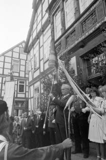ARH NL Mellin 01-060/0023, Übergabe einer neuen Standarte des Spielmannszuges der Burgdorfer Schützengesellschaft durch Bürgermeister Kannacher vor dem Rathaus in Burgdorf, wohl 1972