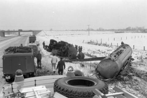 ARH NL Mellin 01-064/0006, Einsatz der Feuerwehr Burgdorf bei einem Verkehrsunfall, zwischen 1967/1972