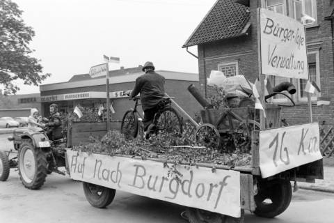 ARH NL Mellin 01-065/0015, Festwagen mit der Aufschrift "Auf nach Burgdorf" anlässlich der 750-Jahrfeier, Dollbergen, wohl 1976