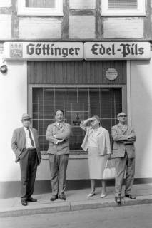 ARH NL Mellin 01-078/0002, Menschen vor einer Gaststätte?, Göttingen?, ohne Datum