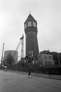 ARH NL Mellin 01-079/0017, Wettlauf? vor dem Wasserturm, Lehrte, ohne Datum