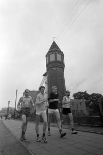 ARH NL Mellin 01-079/0018, Wettlauf? vor dem Wasserturm, Lehrte, ohne Datum