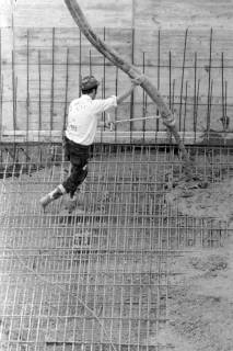 ARH NL Mellin 01-080/0019, Arbeiter beim Bau der Sparkasse, Burgdorf, 1972