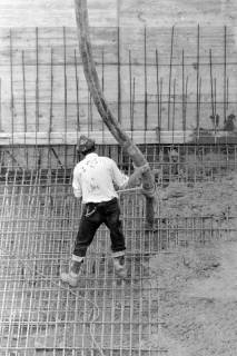 ARH NL Mellin 01-080/0022, Arbeiter beim Bau der Sparkasse, Burgdorf, 1972