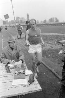 ARH NL Mellin 01-081/0028, Vergabe von Anstecknadeln? im Ziel eines Wettlaufes, ohne Datum