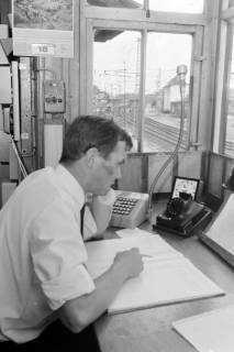ARH NL Mellin 01-083/0018, Arbeitsplatz eines Fahrdienstleiters? im heutigen Museumsstellwerk Lpf, Lehrte?, ohne Datum