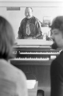 ARH NL Mellin 01-085/0001, Hermann Hoffmann in seinem Tonstudio "Sender Zitrone", Burgdorf, ohne Datum