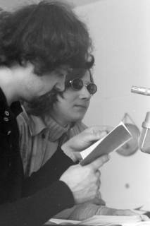 ARH NL Mellin 01-085/0003, Ingo Insterburg (l) und Jürgen Barz? (r) der Band "Insterburg & Co." in Hermann Hoffmanns Tonstudio "Sender Zitrone", Burgdorf, ohne Datum