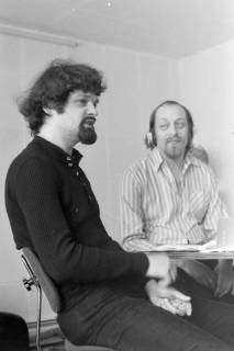 ARH NL Mellin 01-085/0004, Ingo Insterburg (l) und Karl Dall (r) der Band "Insterburg & Co." in Hermann Hoffmanns Tonstudio "Sender Zitrone", Burgdorf, ohne Datum