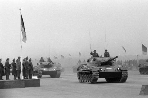ARH NL Mellin 01-086/0011, Ehrenparade zur Verabschiedung des Bundeskanzlers Dr. Konrad Adenauer, Wunstorf, 1963