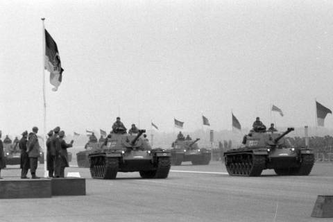 ARH NL Mellin 01-086/0012, Ehrenparade zur Verabschiedung des Bundeskanzlers Dr. Konrad Adenauer, Wunstorf, 1963