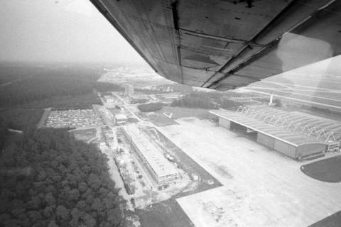 ARH NL Mellin 01-088/0006, Blick aus dem Transportflugzeug Nord Noratlas (Version 2501)? auf die Lufthansa-Basis auf dem Flughafen Frankfurt, Frankfurt a. Main, ohne Datum