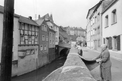 ARH NL Mellin 01-088/0031, Kanal und im Hintergrund die Kirche St. Laurentius, Saarburg, ohne Datum