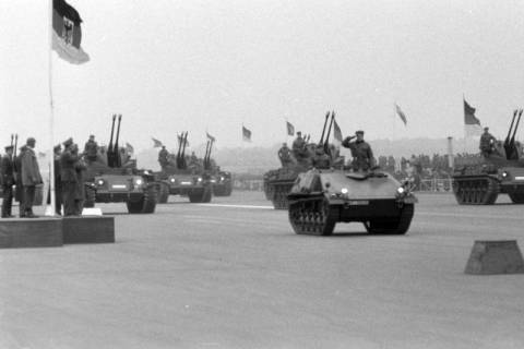 ARH NL Mellin 01-089/0005, Ehrenparade zur Verabschiedung des Bundeskanzlers Dr. Konrad Adenauer, Wunstorf, ohne Datum