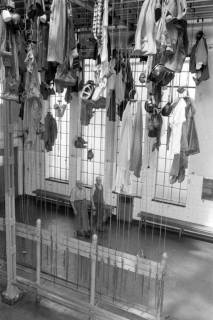 ARH NL Mellin 01-089/0017, Bergleute in der Kaue (Umkleideraum) des Erdölbergwerkes der Deutschen Erdöl AG (DEA), Wietze, ohne Datum