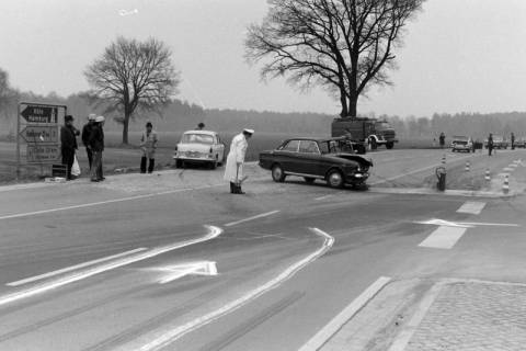 ARH NL Mellin 01-090/0011, Autounfall auf einer Kreuzung, ohne Datum