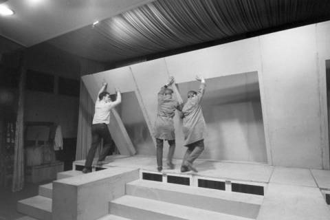 ARH NL Mellin 01-091/0008, Vorbereitungen für ein Theaterstück?, ohne Datum