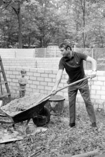 ARH NL Mellin 01-092/0017, Mauerbau in einem Garten?, ohne Datum