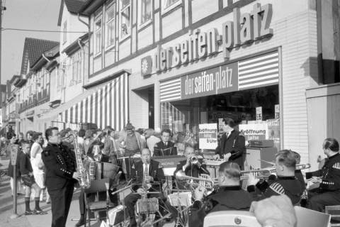 ARH NL Mellin 01-092/0023, Eröffnung der Filiale des Drogeriemarktes "der seifen-platz" in der Marktstraße, Burgdorf, zwischen 1958/1973