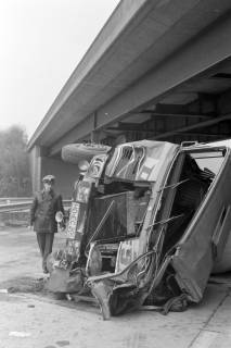 ARH NL Mellin 01-096/0015, Verunglückter LKW unter einer Brücke, ohne Datum