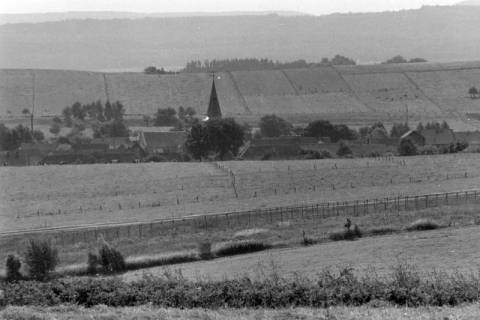 ARH NL Mellin 01-097/0005, Blick auf ein Dorf, ohne Datum