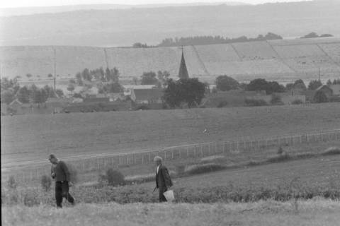 ARH NL Mellin 01-097/0007, Blick auf ein Dorf, ohne Datum