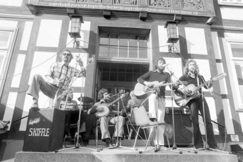 ARH NL Mellin 01-104/0014, Auftritt der Band "Highlife Skiffle" vor dem Rathaus I, Burgdorf, ohne Datum