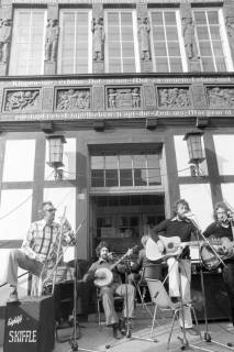 ARH NL Mellin 01-104/0015, Auftritt der Band "Highlife Skiffle" vor dem Rathaus I, Burgdorf, ohne Datum
