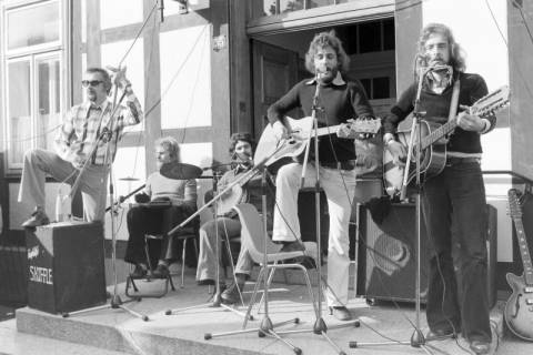 ARH NL Mellin 01-104/0016, Auftritt der Band "Highlife Skiffle" vor dem Rathaus I, Burgdorf, ohne Datum