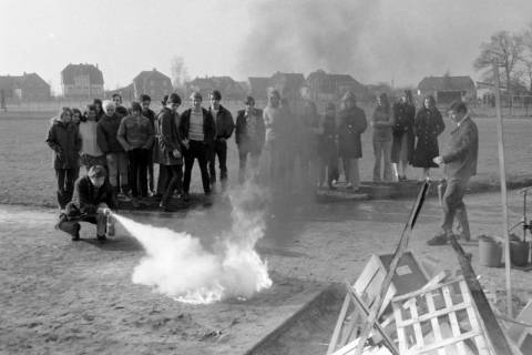 ARH NL Mellin 01-105/0009, Schüler probieren einen Feuerlöscher aus?, ohne Datum