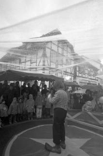 ARH NL Mellin 01-106/0003, Vorführung eines Clowns beim Volksfest?, ohne Datum