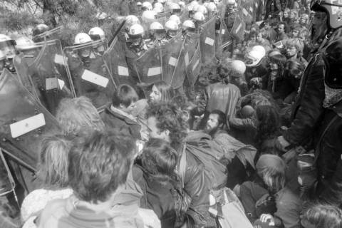 ARH NL Mellin 01-110/0001, Bundespolizei mit Schutzschilden bei einer Demonstration, ohne Datum