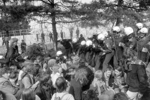 ARH NL Mellin 01-110/0003, Bundespolizei mit Schutzschilden bei einer Demonstration, ohne Datum