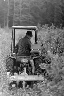 ARH NL Mellin 01-111/0001, Traktor mit angekoppeltem Gerät der Marke "Willibald", ohne Datum