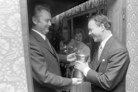 ARH NL Mellin 01-112/0016, Überreichung einer Vase?, ohne Datum