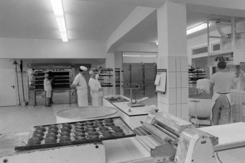 ARH NL Mellin 01-114/0002, Bäcker bei der Arbeit in der Backstube, ohne Datum