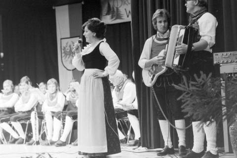 ARH NL Mellin 01-114/0006, Auftritt einer Sängerin im Dirndl, begleitet von Gitarre und Akkordeon, ohne Datum