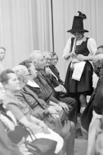 ARH NL Mellin 01-114/0007, Frau im Dirndl verkauft Alkohol? an Zuschauer, ohne Datum