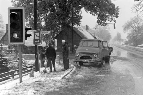 ARH NL Mellin 01-115/0004, Autounfall im Winter auf der Kreuzung Zollstraße / Sprengelstraße / Engenser Straße, Schillerslage, vor 1985