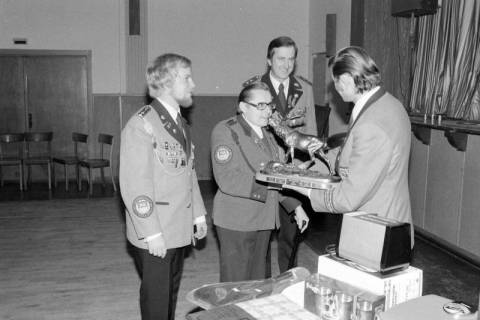 ARH NL Mellin 01-116/0002, Vergabe des "Wanderpreis KSV Burgdorf" an Schützen der Schützengesellschaft Sehnde, ohne Datum