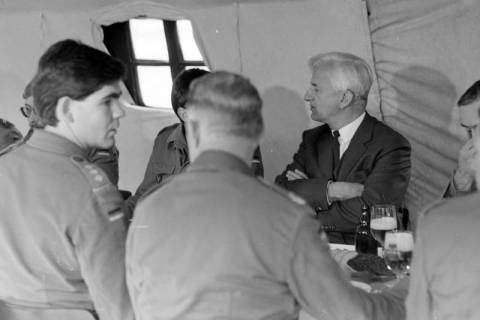 ARH NL Mellin 01-117/0001, Richard von Weizsäcker bei einer militärischen Veranstaltung, ohne Datum