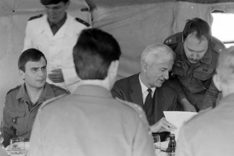 ARH NL Mellin 01-117/0002, Richard von Weizsäcker bei einer militärischen Veranstaltung, ohne Datum