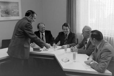 ARH NL Mellin 01-117/0008, Eine Gruppe von Männern, ohne Datum