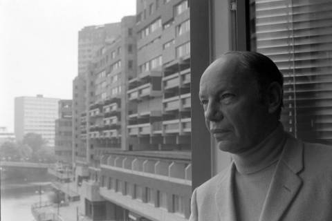 ARH NL Mellin 01-118/0001, Mann an einem offenen Fenster mit Blick auf das Ihme-Zentrum, Linden-Mitte, ohne Datum