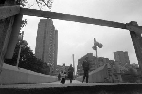 ARH NL Mellin 01-118/0003, Ida-Arenhold-Brücke mit dem Ihme-Zentrum im Hintergrund, Linden-Mitte, ohne Datum