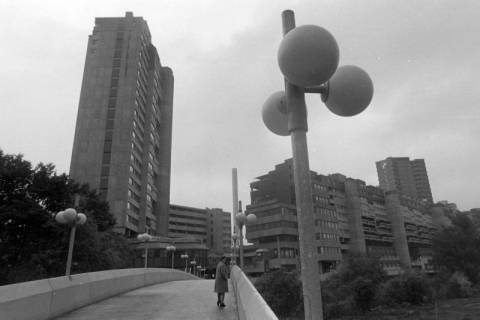 ARH NL Mellin 01-118/0004, Ida-Arenhold-Brücke mit dem Ihme-Zentrum im Hintergrund, Linden-Mitte, ohne Datum