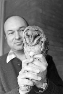 ARH NL Mellin 01-119/0008, Mann hält eine Schleiereule, ohne Datum