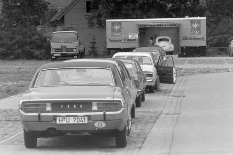 ARH NL Mellin 01-124/0017, Auto-Schlange vor dem Technischen Prüfdienst der ADAC-Straßenwacht, ohne Datum